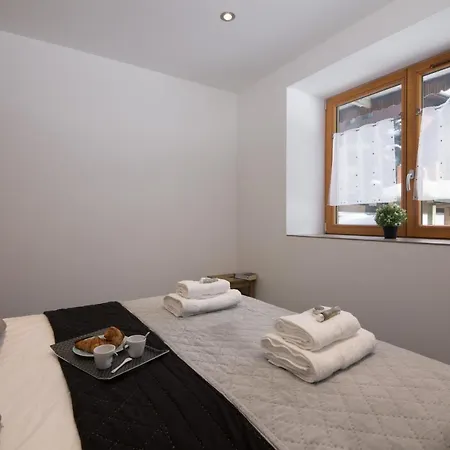 Apartament Sleeps 4 *